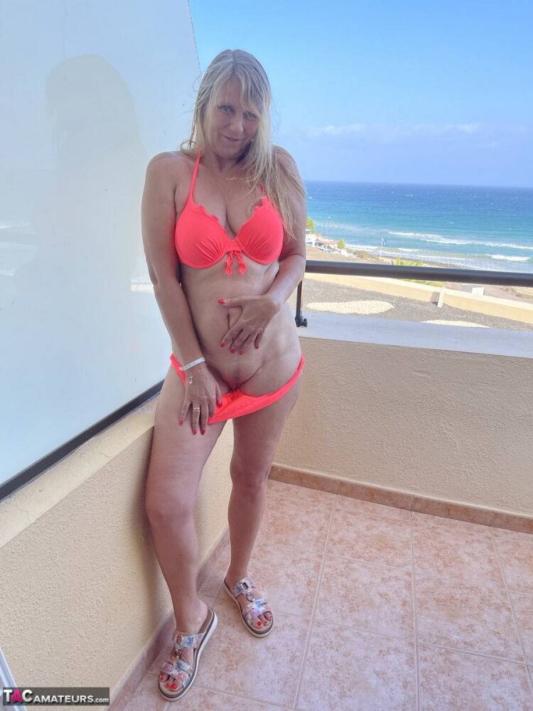 Middle-aged blonde Sweet Susi strips naked on a condo balcony | Photo: 1330050