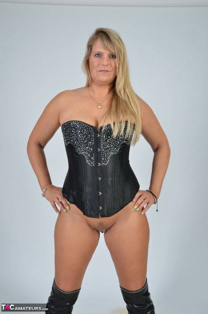 Mature blonde Sweet Susi displays her trimmed pussy in a corset and OTK boots | Photo: 1330313