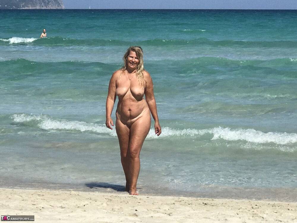 Fat mature woman Sweet Susi hangs out at the beach in the nude | Photo: 1330563