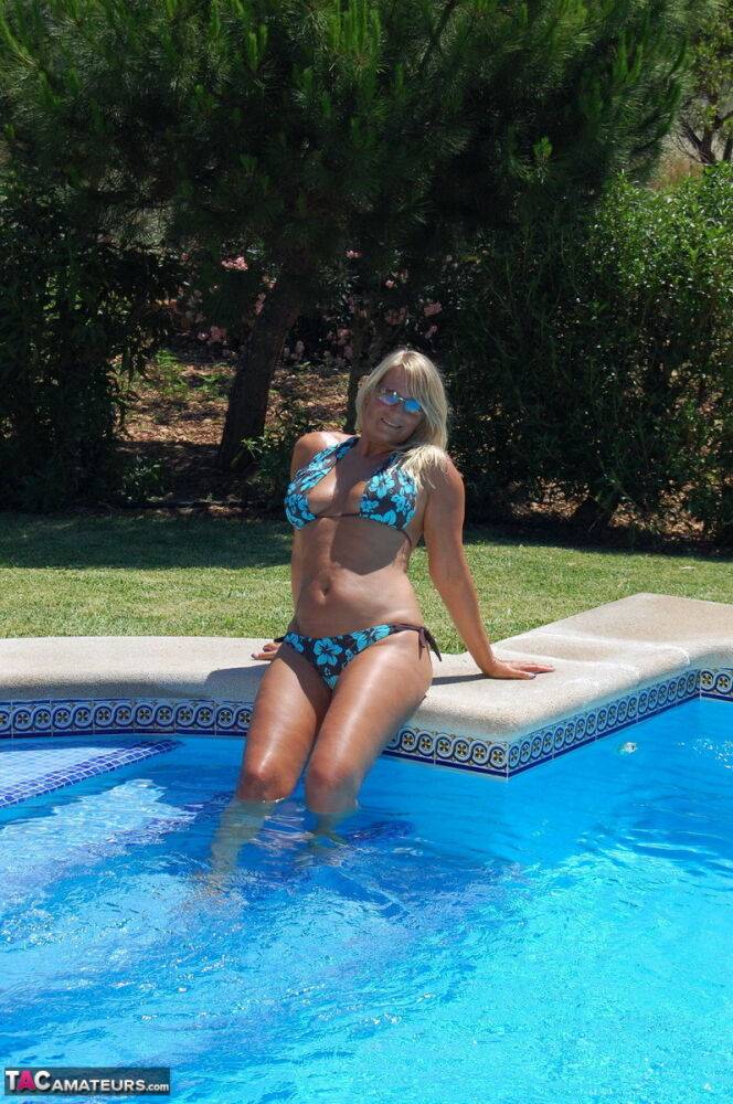 Middle-aged blonde Sweet Susi doffs a bikini to go naked in a swimming pool | Photo: 1330594