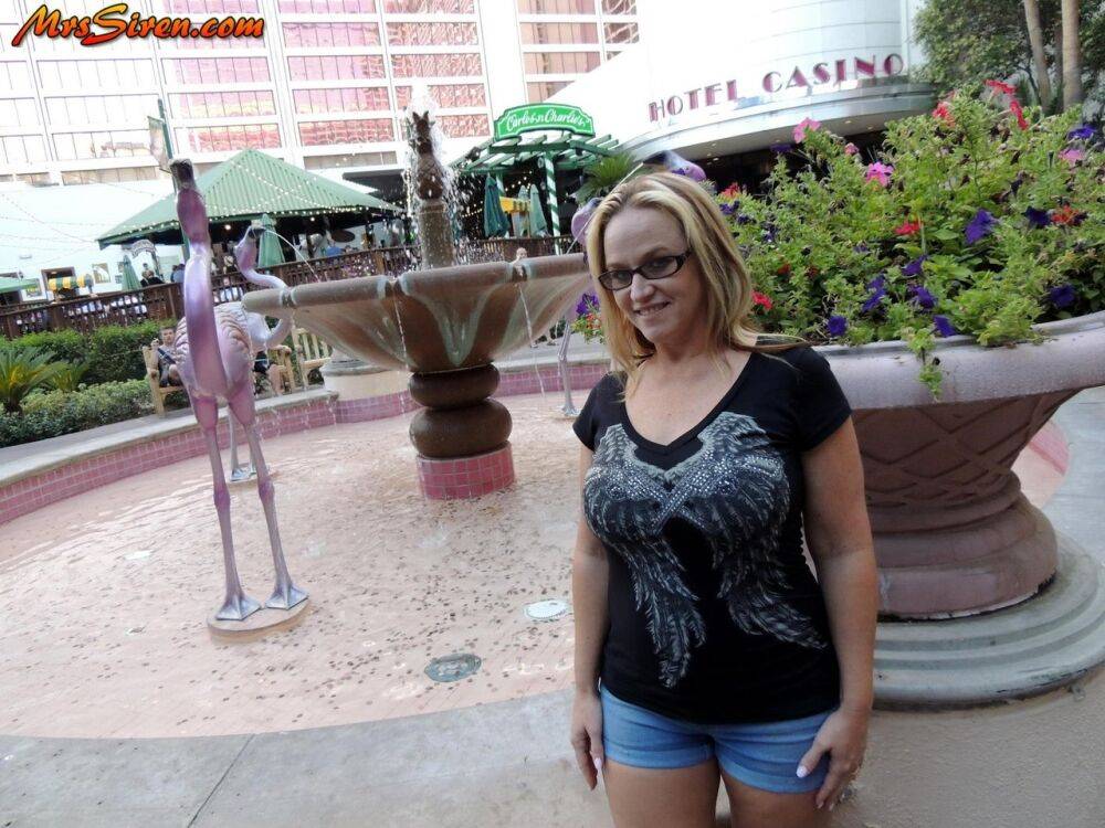 Amateur BBW Dee Siren sucks cock during a day of exposing herself in public - #9