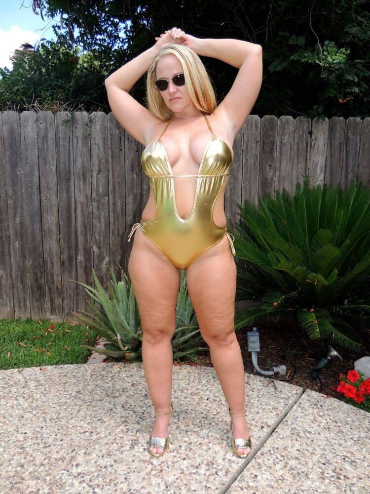 Amateur chick Dee Siren shows her fat figure outdoors in gold swimsuit - #16