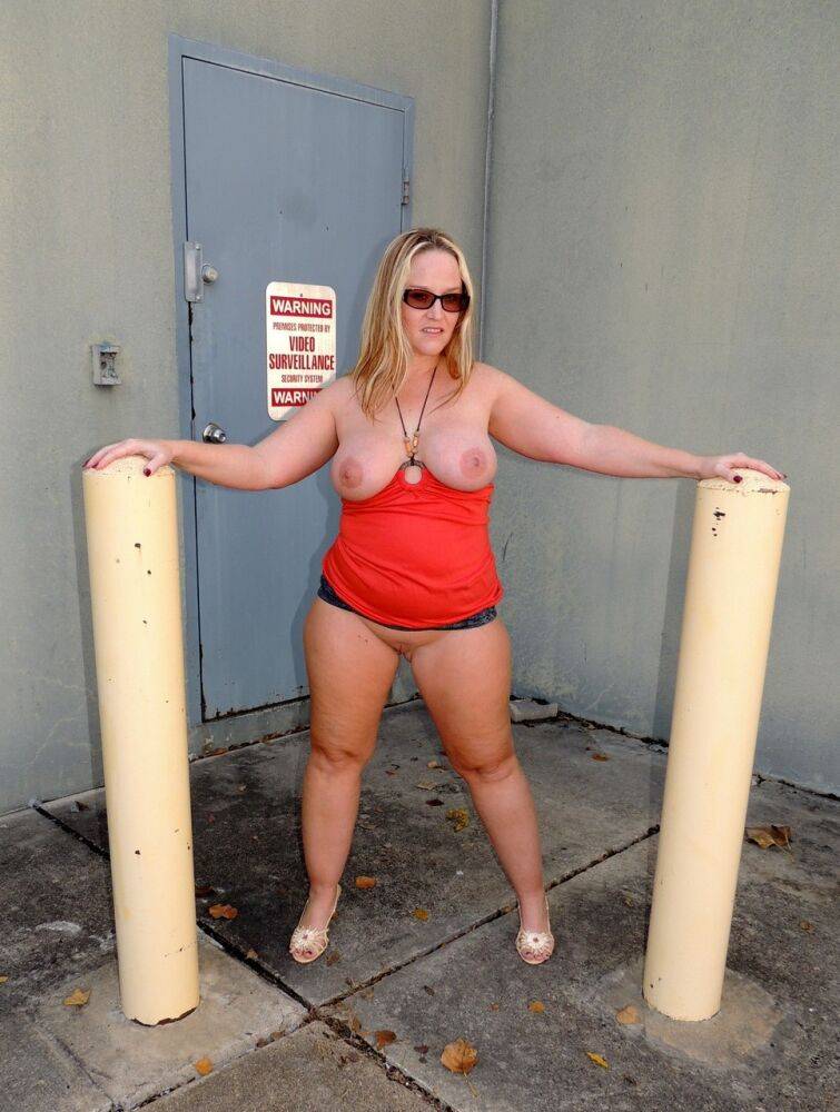 Overweight amateur Dee Siren fists and dildos her cunt out back of a business - #11