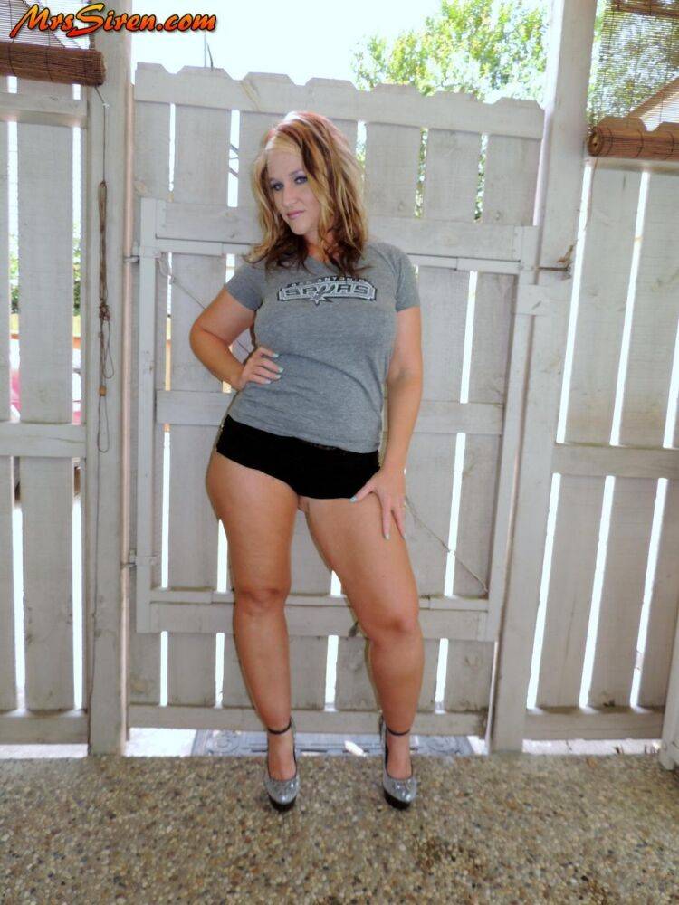 Overweight amateur Dee Siren twerks her big ass while wearing a thong - #10