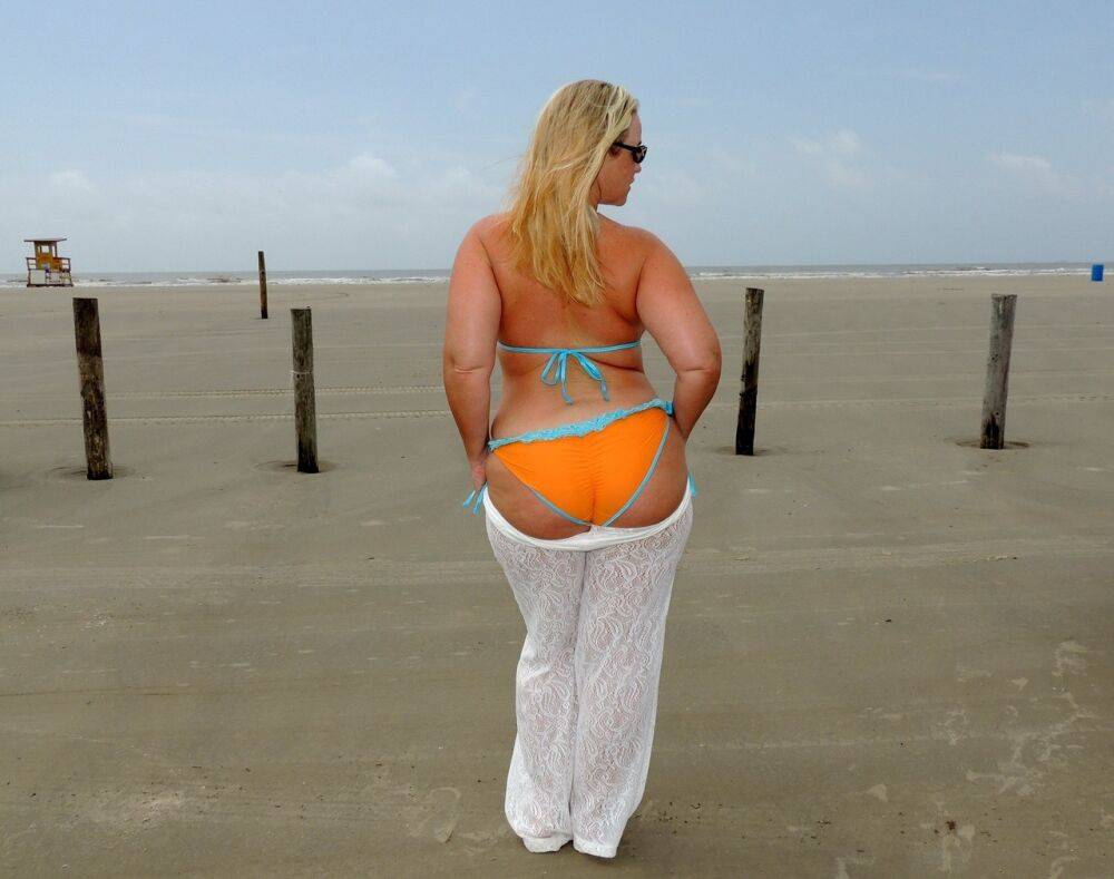 Amateur BBW Dee Siren frees big tits and huge ass from a bikini on the beach - #8