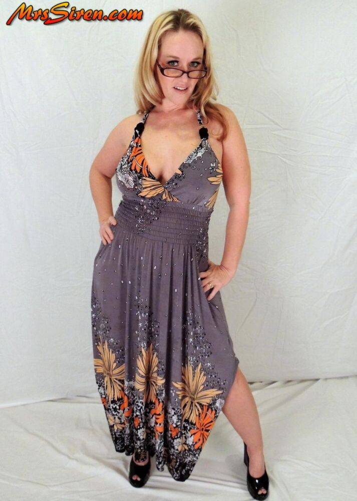 Overweight amateur Dee Siren looses her big boobs from a dress in glasses - #12