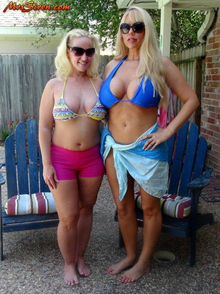 Thick blondes Karen Fisher & Dee Siren loose their big boobs from bikini tops - #6