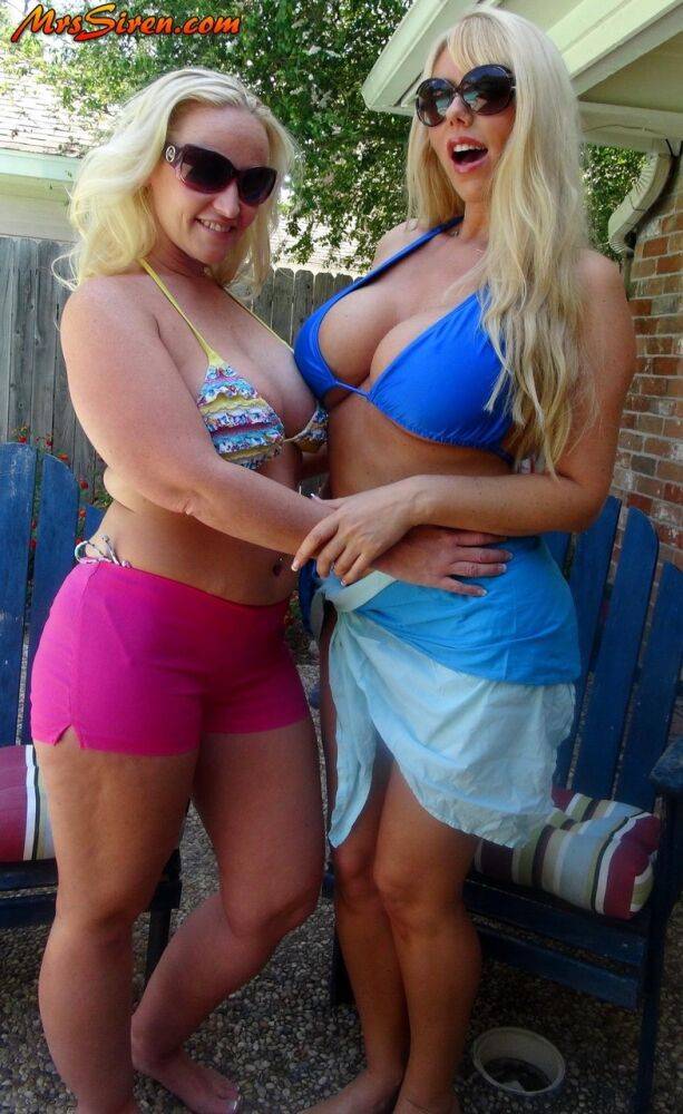 Thick blondes Karen Fisher & Dee Siren loose their big boobs from bikini tops - #4