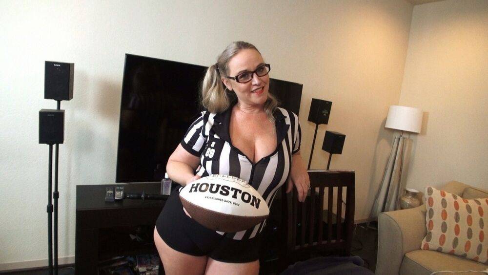 Fat amateur Dee Siren takes cumshots on her boobs while wearing referee attire - #1