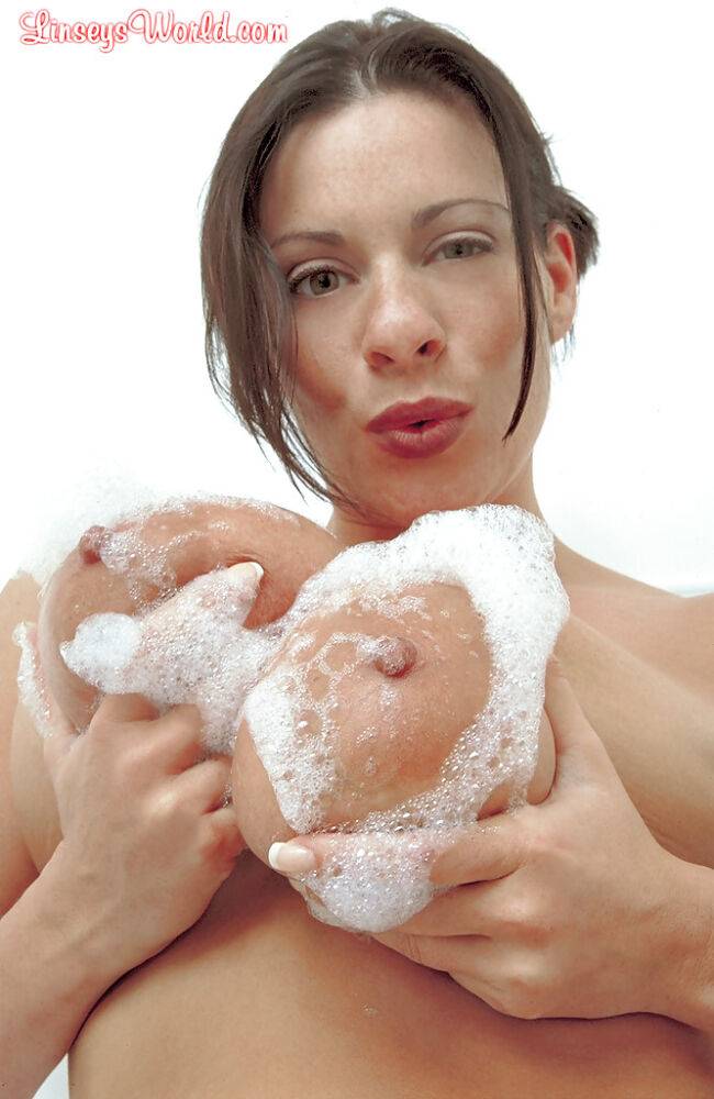 Buxom MILF solo girl Linsey Dawn McKenzie toying hairy cunt in bathtub - #13