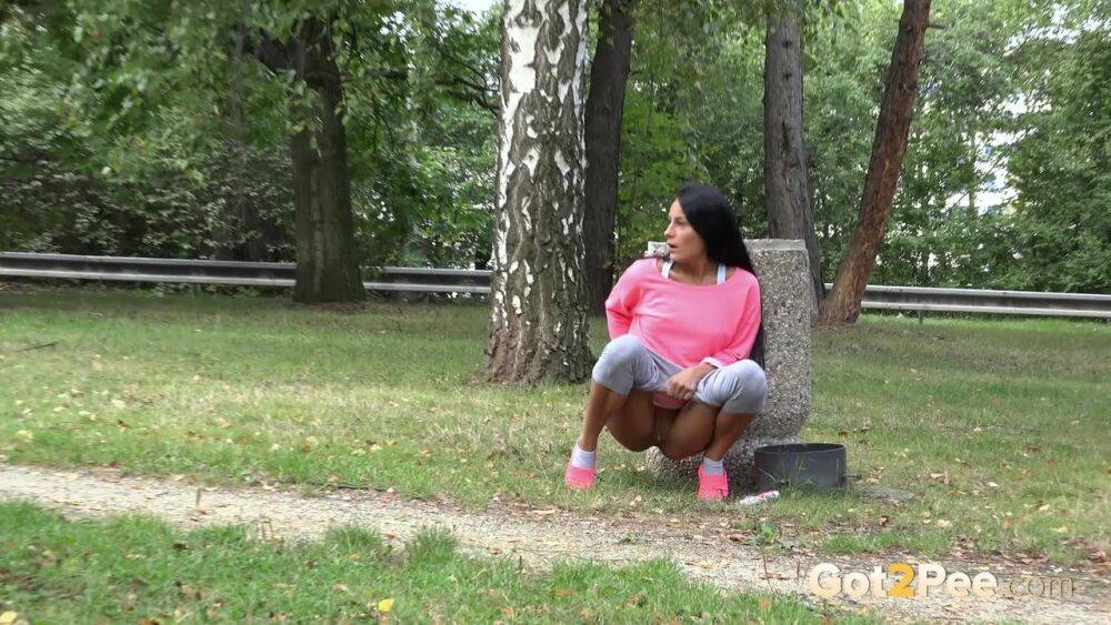 Jogger Lexi Dona can't hold it on her morning run and has to pee in the park - #8