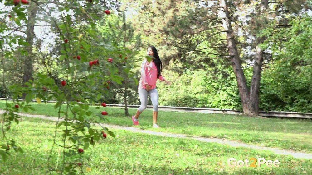 Jogger Lexi Dona can't hold it on her morning run and has to pee in the park - #13