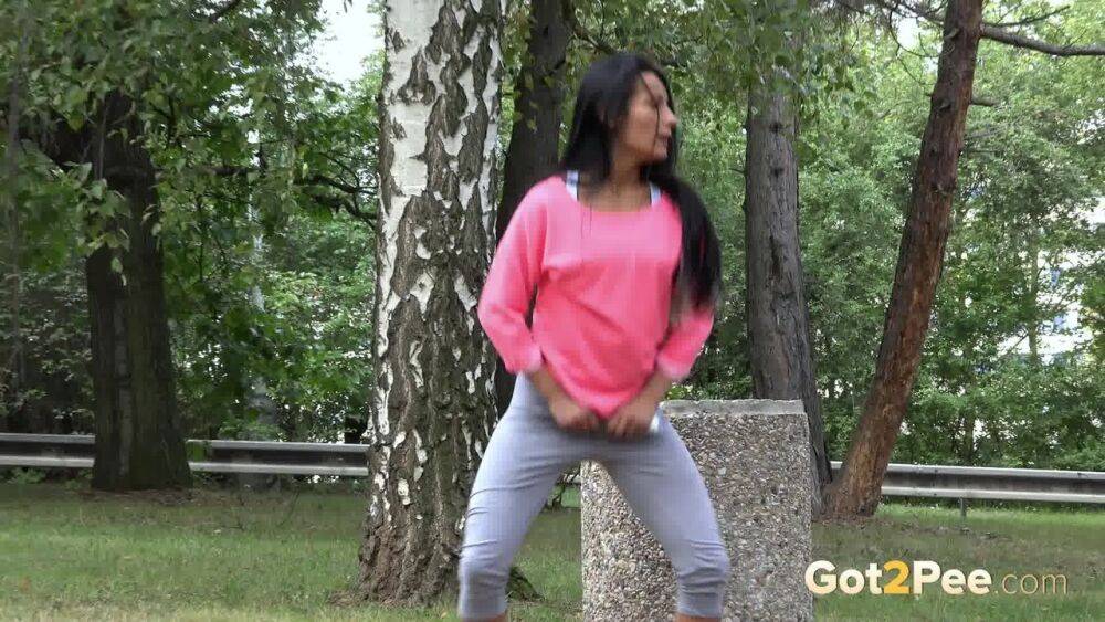 Jogger Lexi Dona can't hold it on her morning run and has to pee in the park - #3
