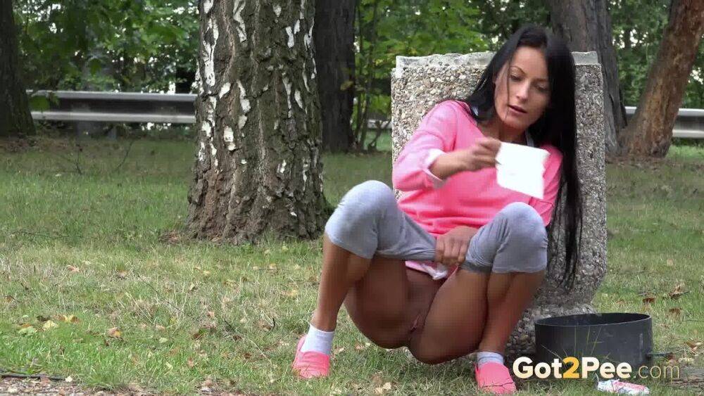 Jogger Lexi Dona can't hold it on her morning run and has to pee in the park - #14