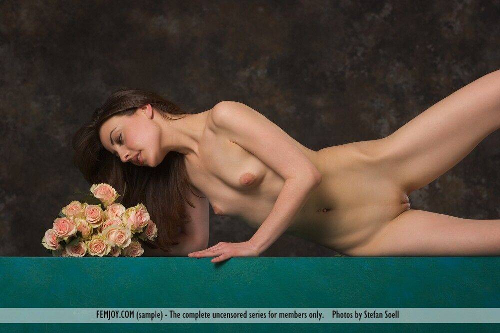 Brunette glamour model Lorena G holds a bunch of flowers while posing nude - #3