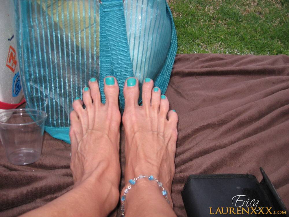 Sexy pornstar Erica Lauren flaunts painted sexy toes in sandals & bare - #4