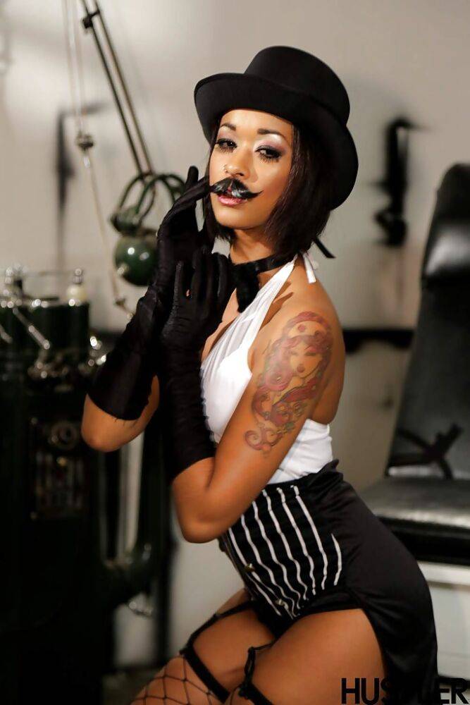 Ebony pornstar Skin Diamond strutting in vintage hat and long gloves - #14