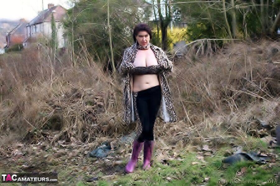 UK girl Juicey Janey bares her juggs before pulling down her tights in a field - #7