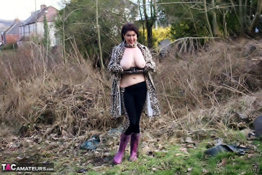 UK girl Juicey Janey bares her juggs before pulling down her tights in a field - #9