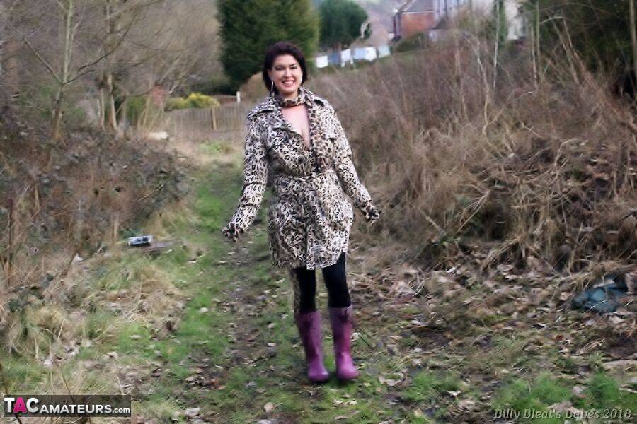 UK girl Juicey Janey bares her juggs before pulling down her tights in a field - #5