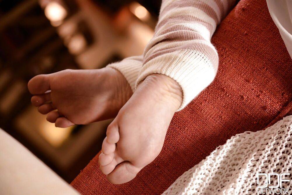 Leggy blonde beauty Karina D displaying spread toes in leg warmers - #3