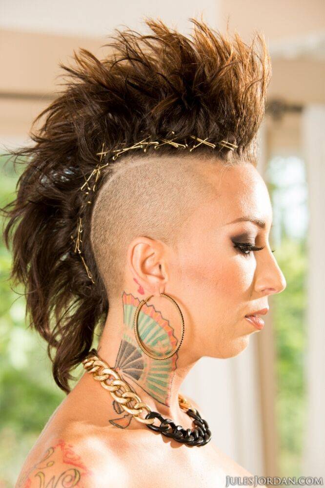 Solo model Bella Bellz flaunts her tattooed ass with hair in a mohawk cut - #6