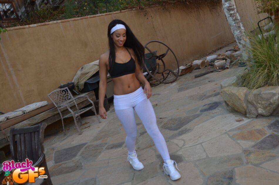 Flexible amateur Latina cutie Teanna Trump works out in yoga pants outdoors - #2