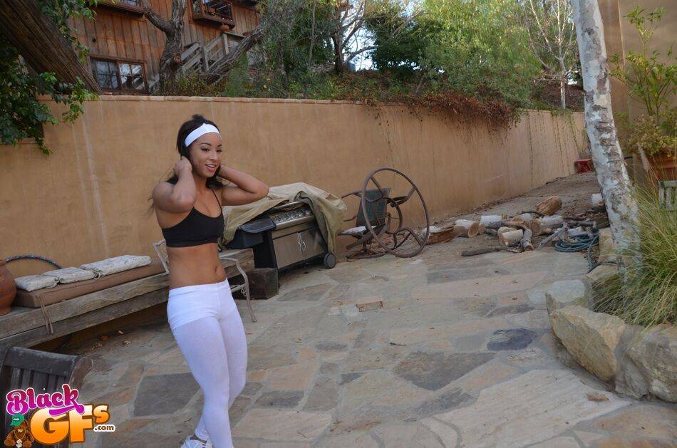 Flexible amateur Latina cutie Teanna Trump works out in yoga pants outdoors - #16
