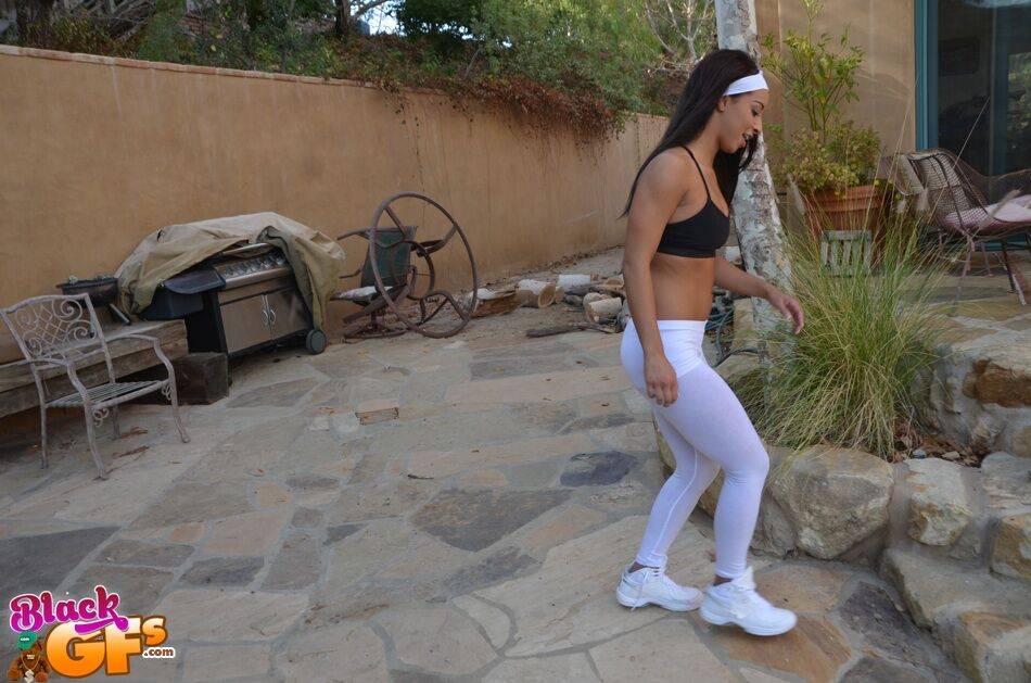 Flexible amateur Latina cutie Teanna Trump works out in yoga pants outdoors - #15