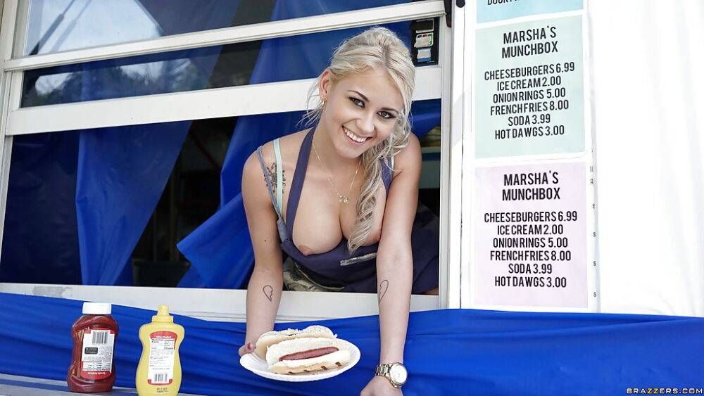 Buxom blonde teen Marsha May serves up hot dogs and hooters outdoors | Photo: 1905792