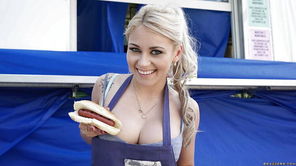 Buxom blonde teen Marsha May serves up hot dogs and hooters outdoors | Photo: 1905741