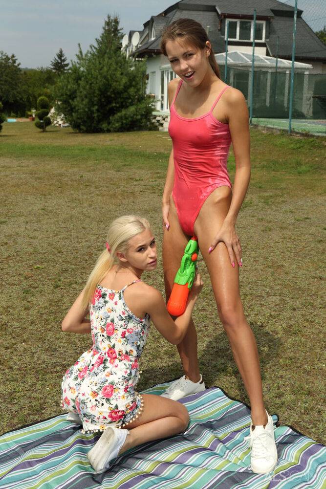 Slim teens Cindy Shine & Kiara Cole share double dildo after a water fight - #3