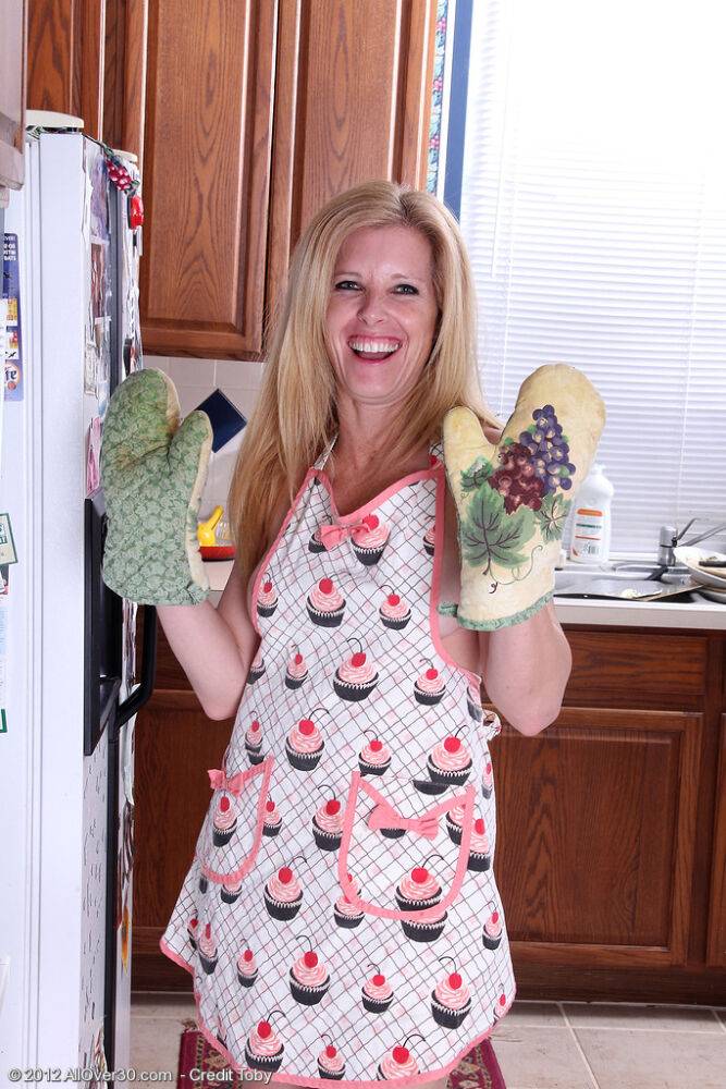 Over 30 blonde housewife Gail doffs a kitchen apron to get naked in heels - #9