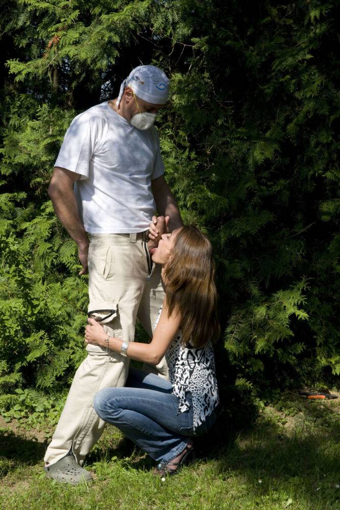 Amateur chick Fiona F sucks off a man wearing a dust mask at edge of woods - #10