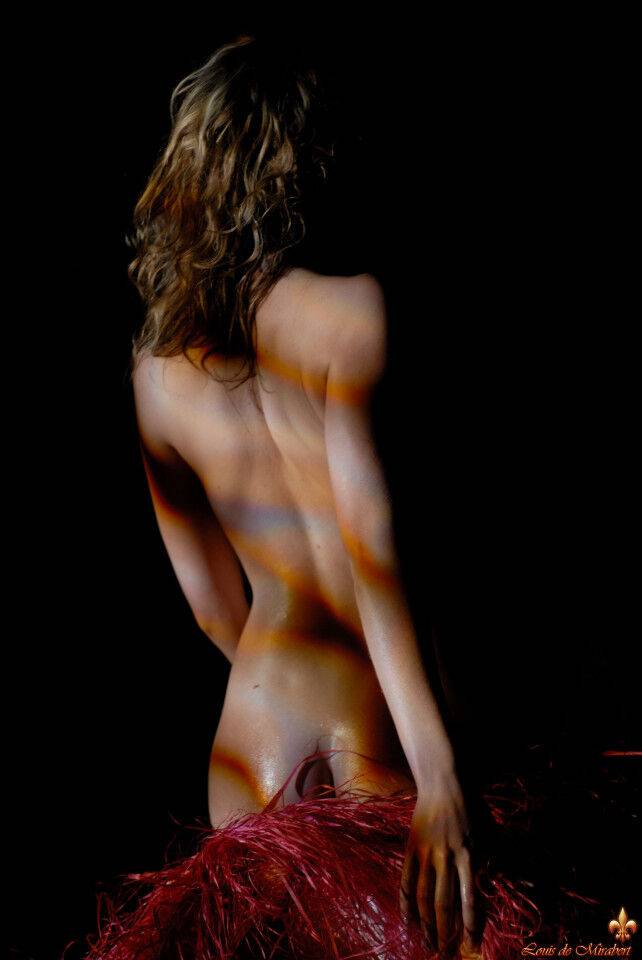 Solo model casts sultry looks during a totally nude shoot in poor light - #9