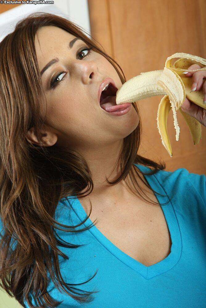 Smoking hot amateur brunette Taylor Vixex playing with a banana - #3