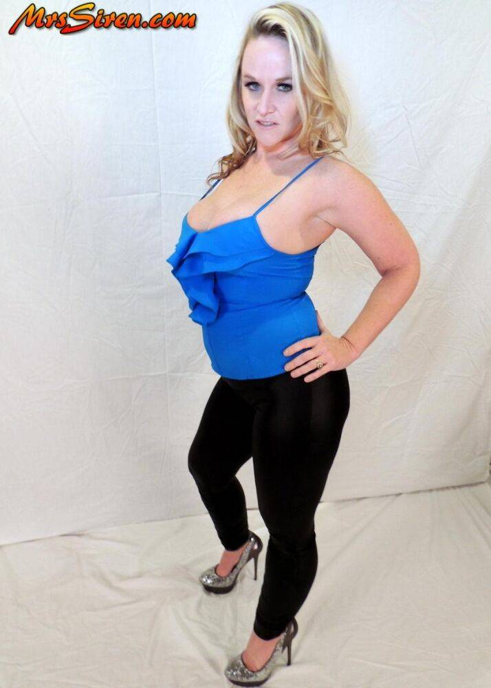 Middle-aged blonde Dee Siren displays her ample cleavage in black leggings - #14