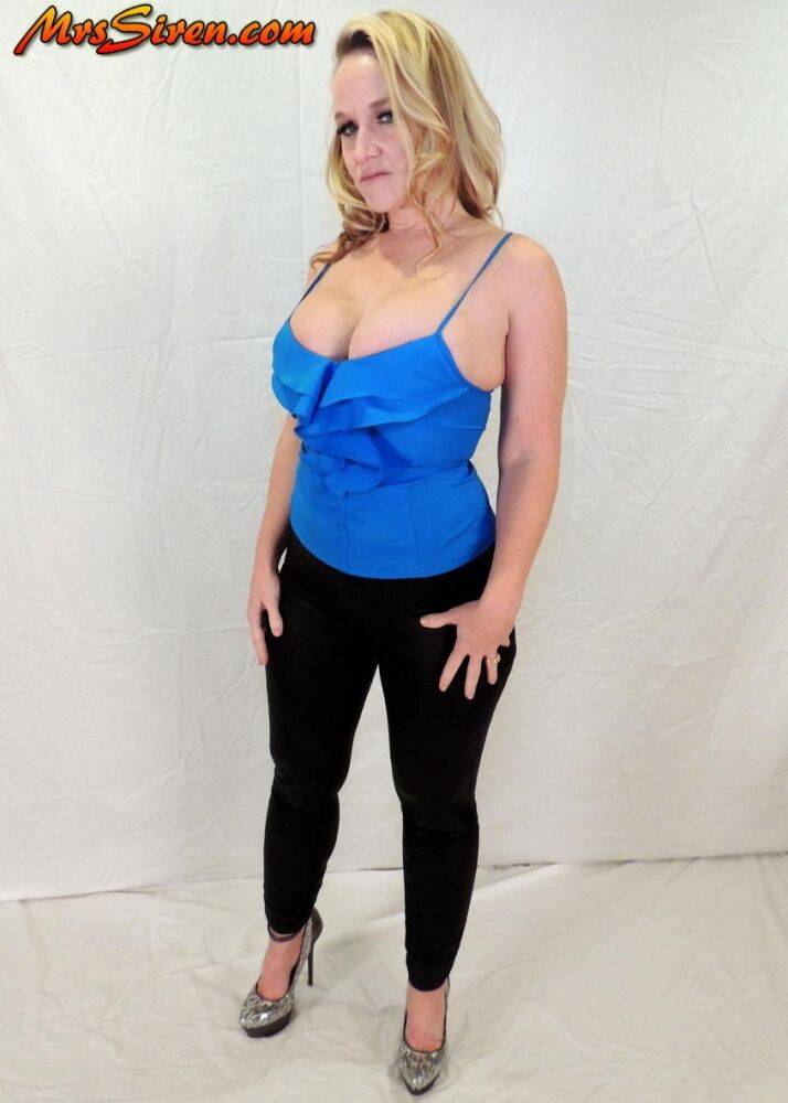 Middle-aged blonde Dee Siren displays her ample cleavage in black leggings - #4
