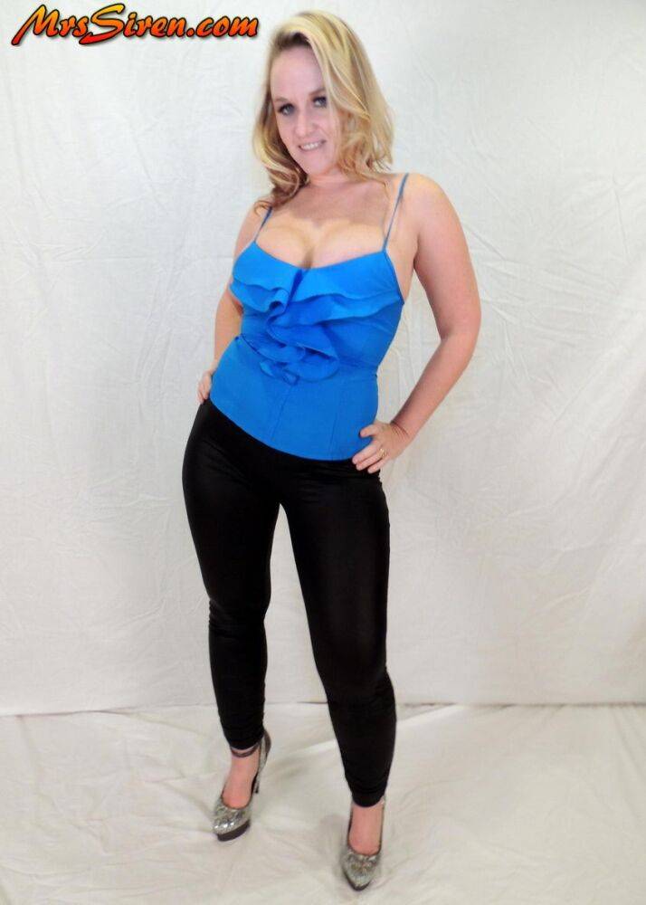 Middle-aged blonde Dee Siren displays her ample cleavage in black leggings - #16