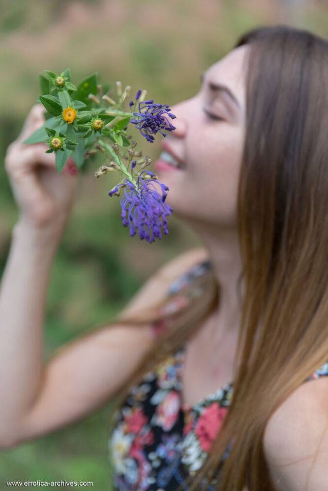 Flower girl Georgia spreads wide outdoors to put a bloom on her bald pussy - #16