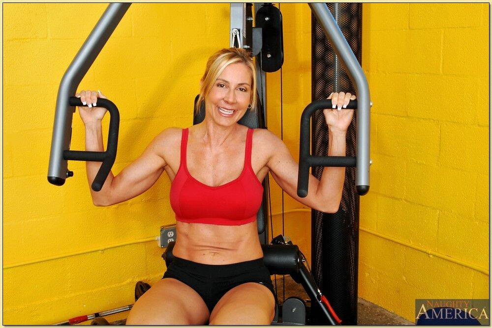 Busty mom with sporty body Kelly Estelle flaunting nude in the gym - #10