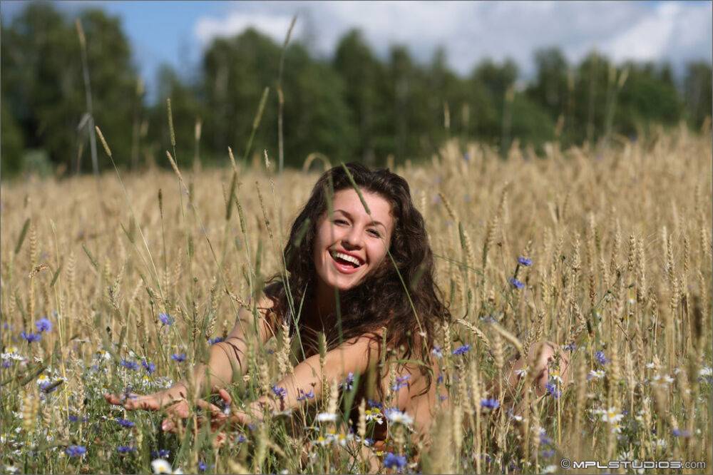 Cute brunette with firm boobs twerks her tight ass in a field of hay - #9