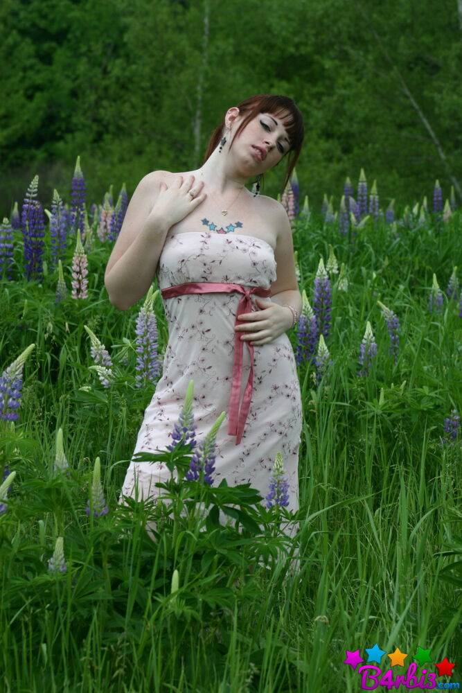 Young amateur cutie B4rbi3 lifts her sundress to show her round ass in a field - #9