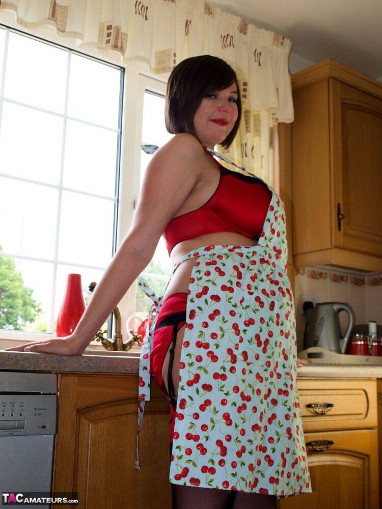 Fat amateur Roxy bares her huge tits in pretties and a kitchen apron - #2