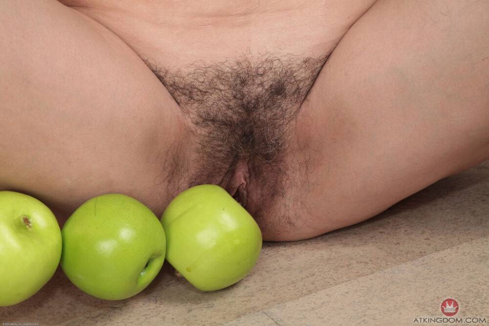 Hot mature chick Karolina plays with a bunch of apples touching her hairy twat - #11