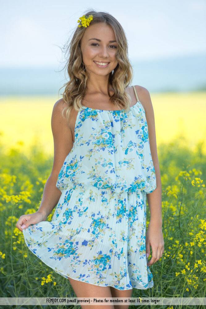 Sweet girl Linda A doffs her sun dress for great nude poses in a mustard field - #9