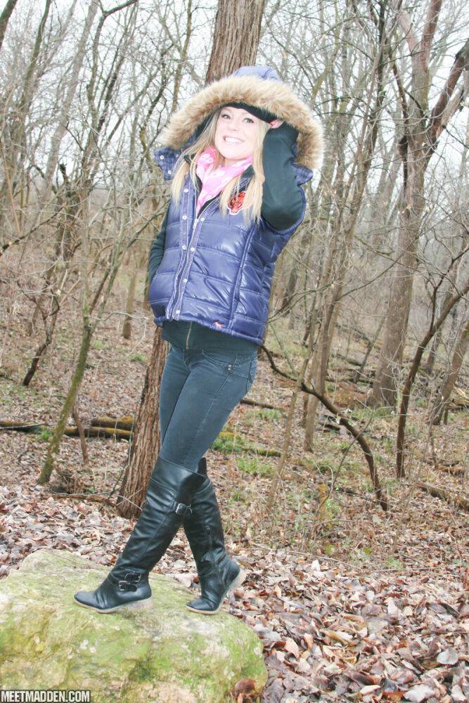 Amateur girl Meet Madden exposes a pink bra while in the woods on a chilly day - #4
