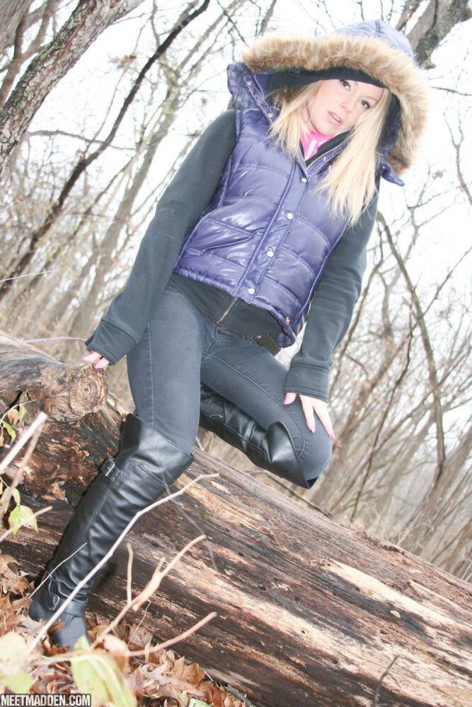 Amateur girl Meet Madden exposes a pink bra while in the woods on a chilly day - #9
