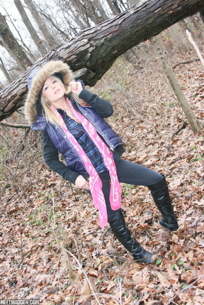 Amateur girl Meet Madden exposes a pink bra while in the woods on a chilly day - #10