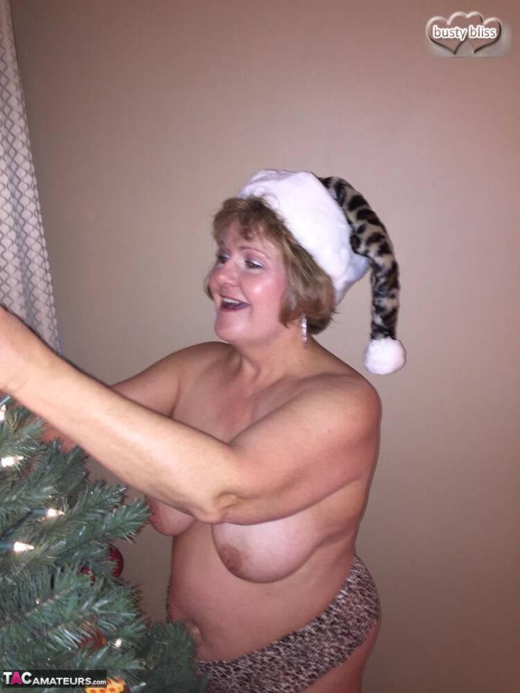 Busty mature woman Busty Bliss pauses for oral sex while dressing an Xmas tree - #9